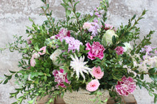 Cargar imagen en el visor de la galería, Cesta mimbre tonos rosas