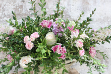 Cargar imagen en el visor de la galería, Cesta mimbre tonos rosas