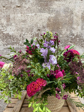 Cargar imagen en el visor de la galería, Cesta mimbre flores silvestres